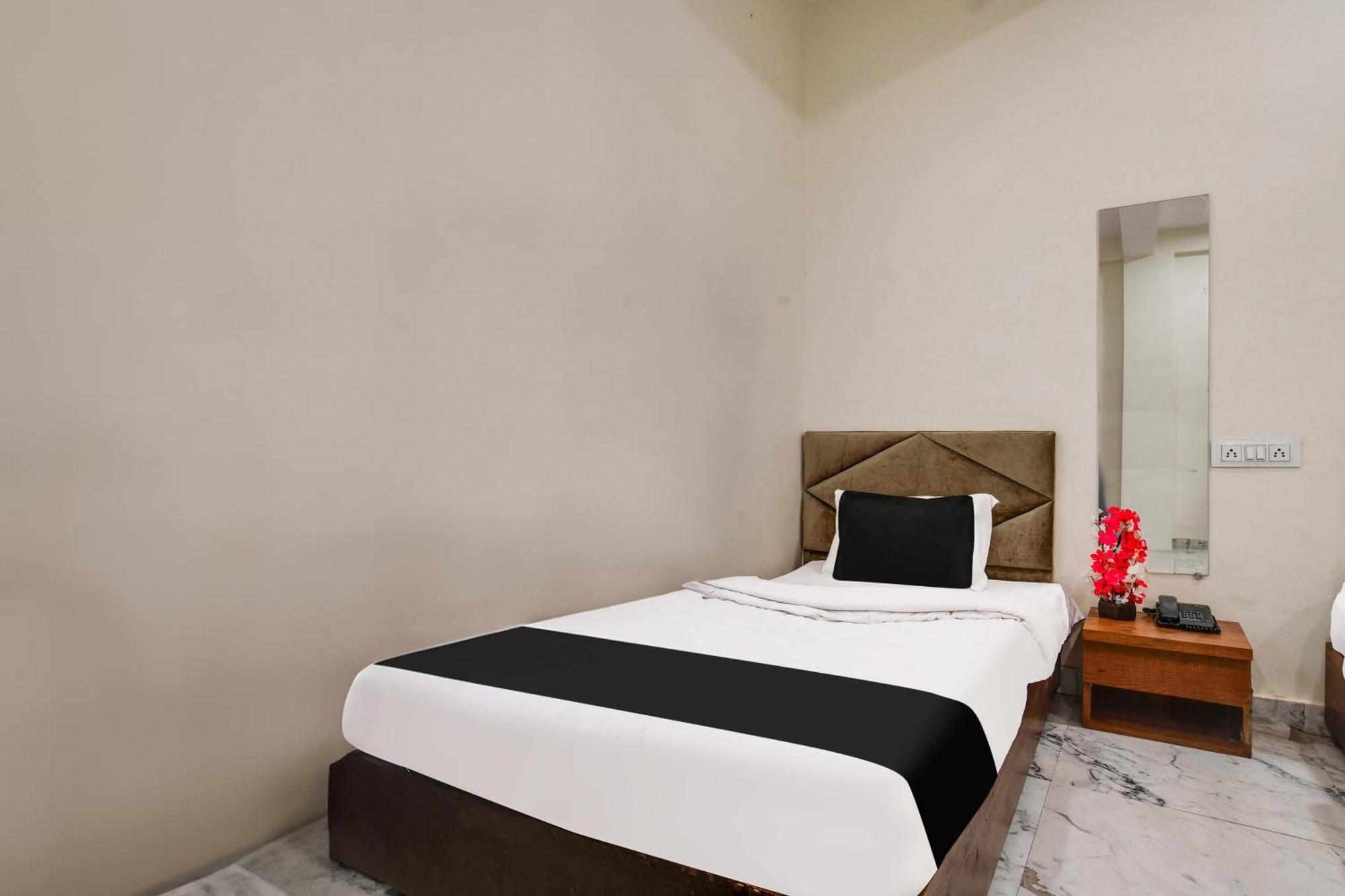 Hotel O Ujjain Near Hari Fatak Exteriör bild