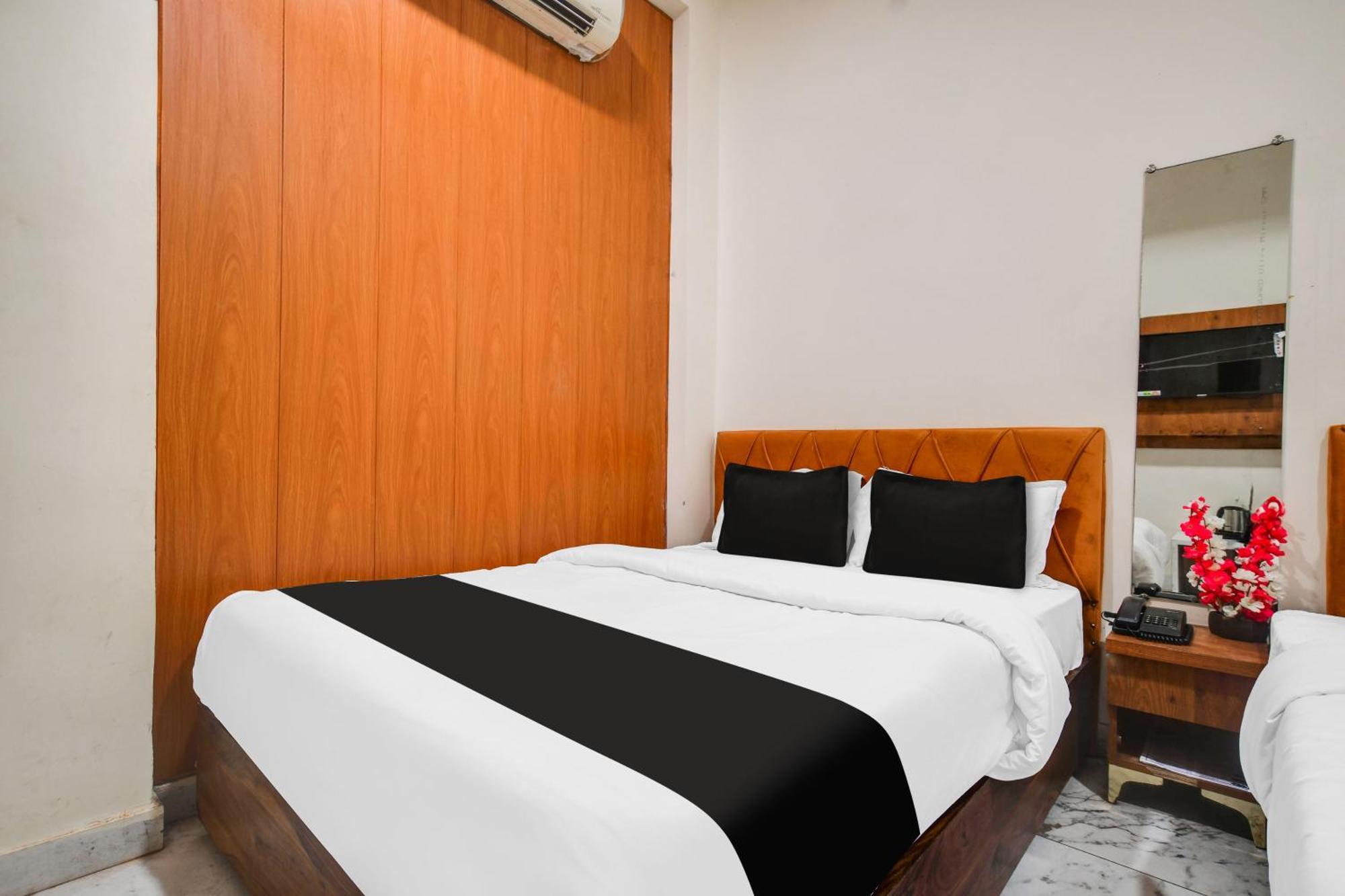Hotel O Ujjain Near Hari Fatak Exteriör bild